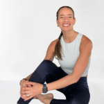 Mujer sintiéndose plena luego de una práctica de yoga.
